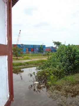 Pemandangan dari jendela warung Si Tjuik