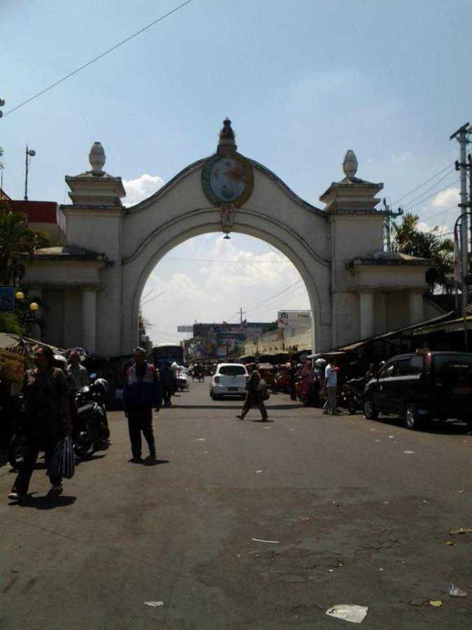gerbang pembatas wilayah kraton dengan pasar klewer