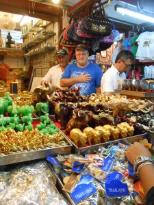 Pasar oleh2, di sekitar Wat Arun